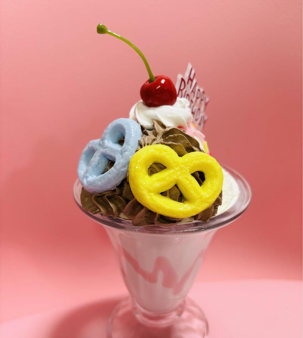 【匿名配送】食品サンプル フェイクフード フェイクスイーツ パフェ／アメトイ Amazon.co.jp: お誕生日のサンデー ストロベリー＆バニラ 食品