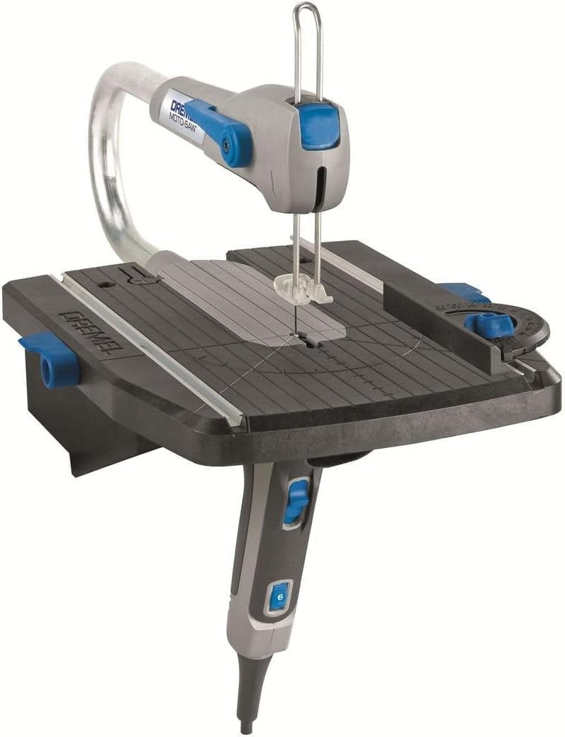 Dremel Moto-Saw MS20-1/5 - Sierra de calar estacionaria (70 W, 1 complemento, 5 accesorios) + Dremel 26152500JA Multi-Vise 2500. Herramienta 3 en 1, Azul, Metálico