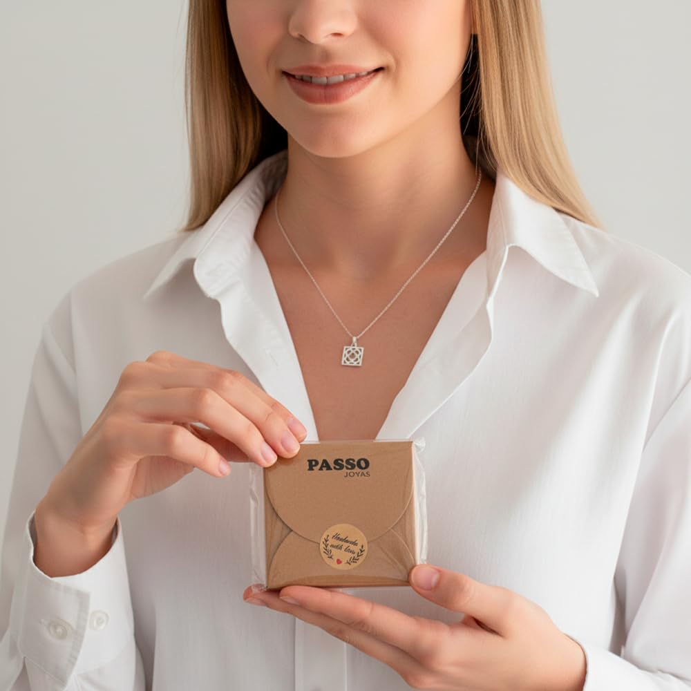 Collar mujer con Panot Flor de Barcelona de plata 925 - Regalo original de la famosa baldosa Barcelona - Este colgante mujer se envía en una cajita para regalar