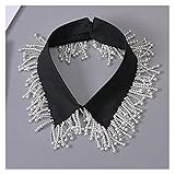 Cuenta con un collar puntiagudo e borlas de perlas de imitación en el dobladillo.