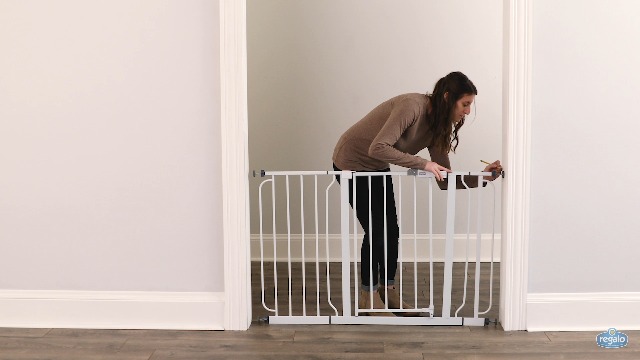 Regalo Easy Step 49-Inch Extra Wide Baby Gate, Includes 4-Inch and 12-Inch Extension Kit, 4 Pack of Pressure Mount Kit… - Image 4