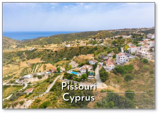 Imán para nevera con vista panorámica de la ciudad en el pueblo de Pissouri. Calles. Resort Pissouri Bay con un pueblo en el Mediterráneo. Guía de Chipre. República
