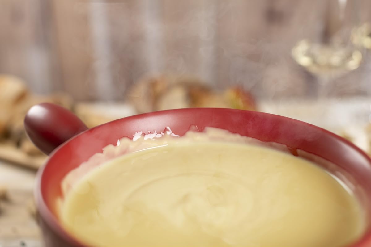 Kuhn Rikon Caquelon Fondue Rouge mat Winterspass - Argile Artisanale, Décor Hivernal, 23 cm, 2,6 l - Service Fondue Fromage pour 4 à 6 Personnes