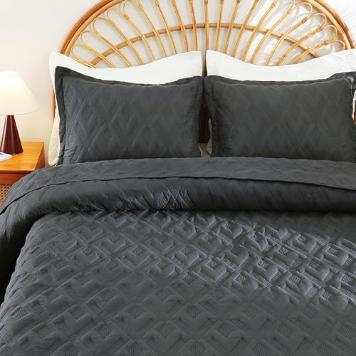 Image of EVENHUG Quilt Set King Size Soft Lightweight Bedspreads with 2 Pillow Shams Reversible Bedding Coverlets for All Seasons 3 Piece (106 inchx96 inch)
