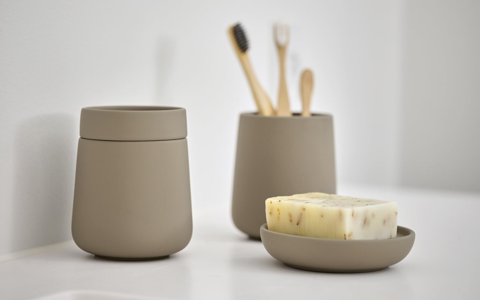 Zone Denmark Nova One Zahnputzbecher, Zahnbürstenbecher aus Keramik mit Soft Touch-Beschichtung, Durchm. 8 cm, Höhe 10 cm, Taupe