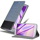 FUNCIÓN: La funda tiene un compartimiento para tarjetas y la función de Soporte horizontal. Todas las opciones del teléfono se pueden utilizar sin inconveniente; las teclas y los botones son de fácil alcance y los conectores quedan libremente accesibles (cámara, auriculares, etc.) El teléfono se inserta en la carcasa de silicona pegada a la funda y se puede quitar fácilmente cuando sea necesario.
