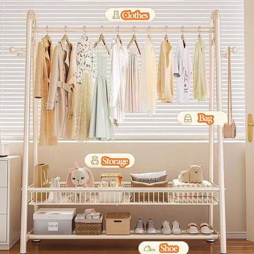 Porte-vêtements avec étagères pour maximiser l'espace dans les petits studios