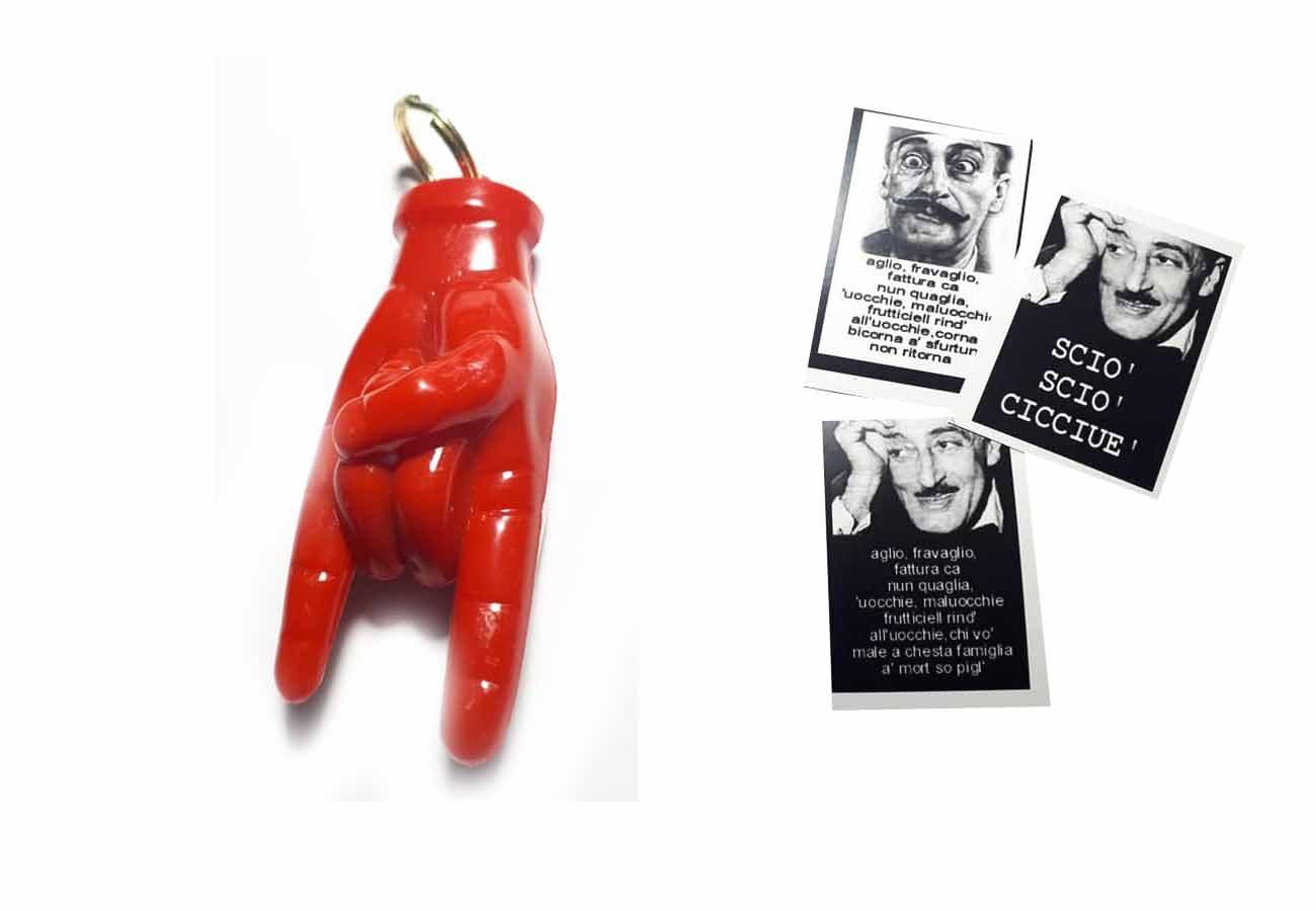 BLUSUPERSHOP 2 Portachiavi con Corno Corna gobbo Alto 9 cm Circa Metallo e Smalto, + 1 Scheda totonno Fortuna Frase a Sorpresa,gobbo Mano Corna Corno amuleto Horn Charms Lucky gobbo scio Napoli