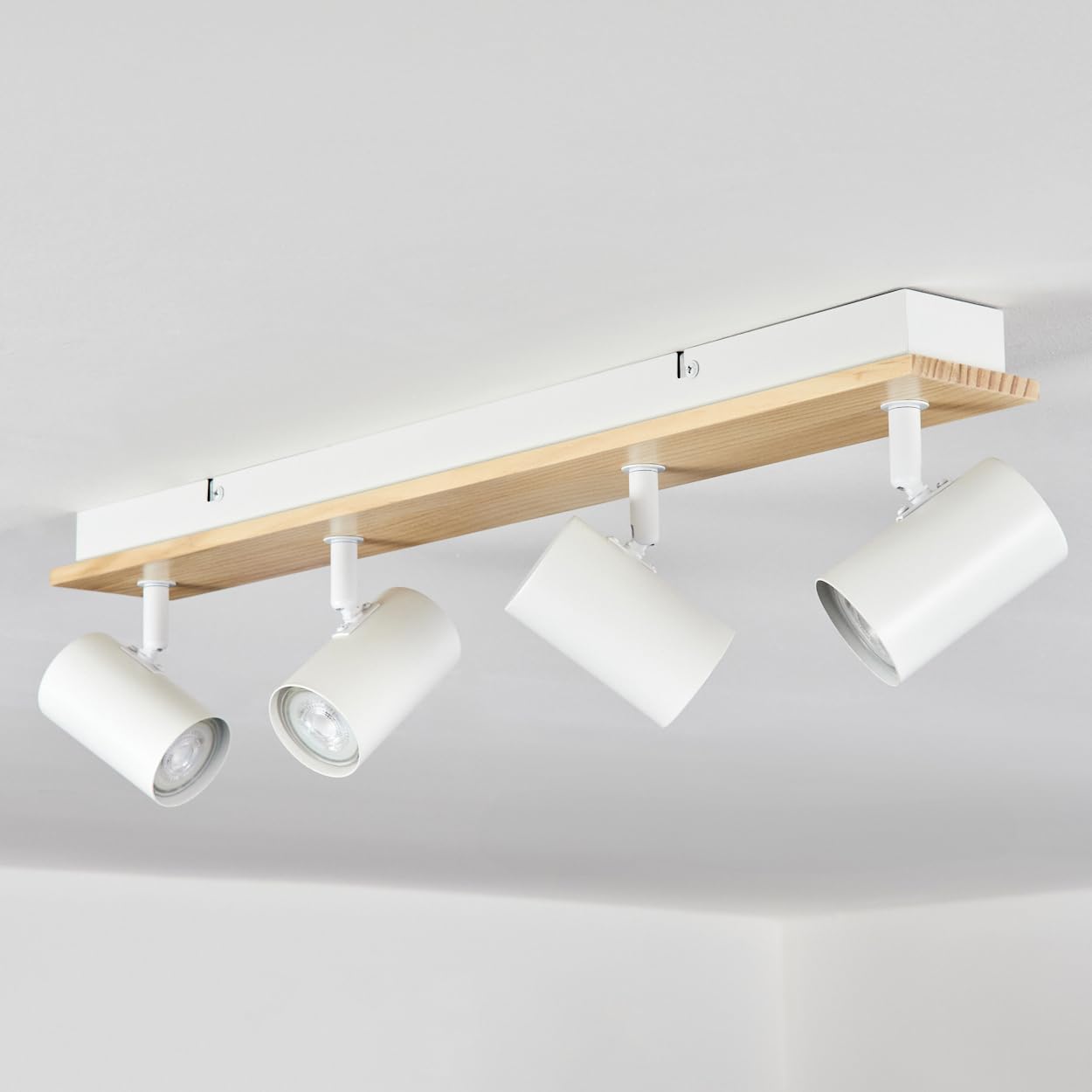 HOFSTEIN Deckenleuchte Gesteira, 4-flammige Deckenlampe aus Metall/Holz in Weiß/Natur, Leuchte im Boho-Design mit verstellbaren Schirmen, GU10, Esszimmer, Wohnzimmer, Küche, Schlafzimmer, Flur