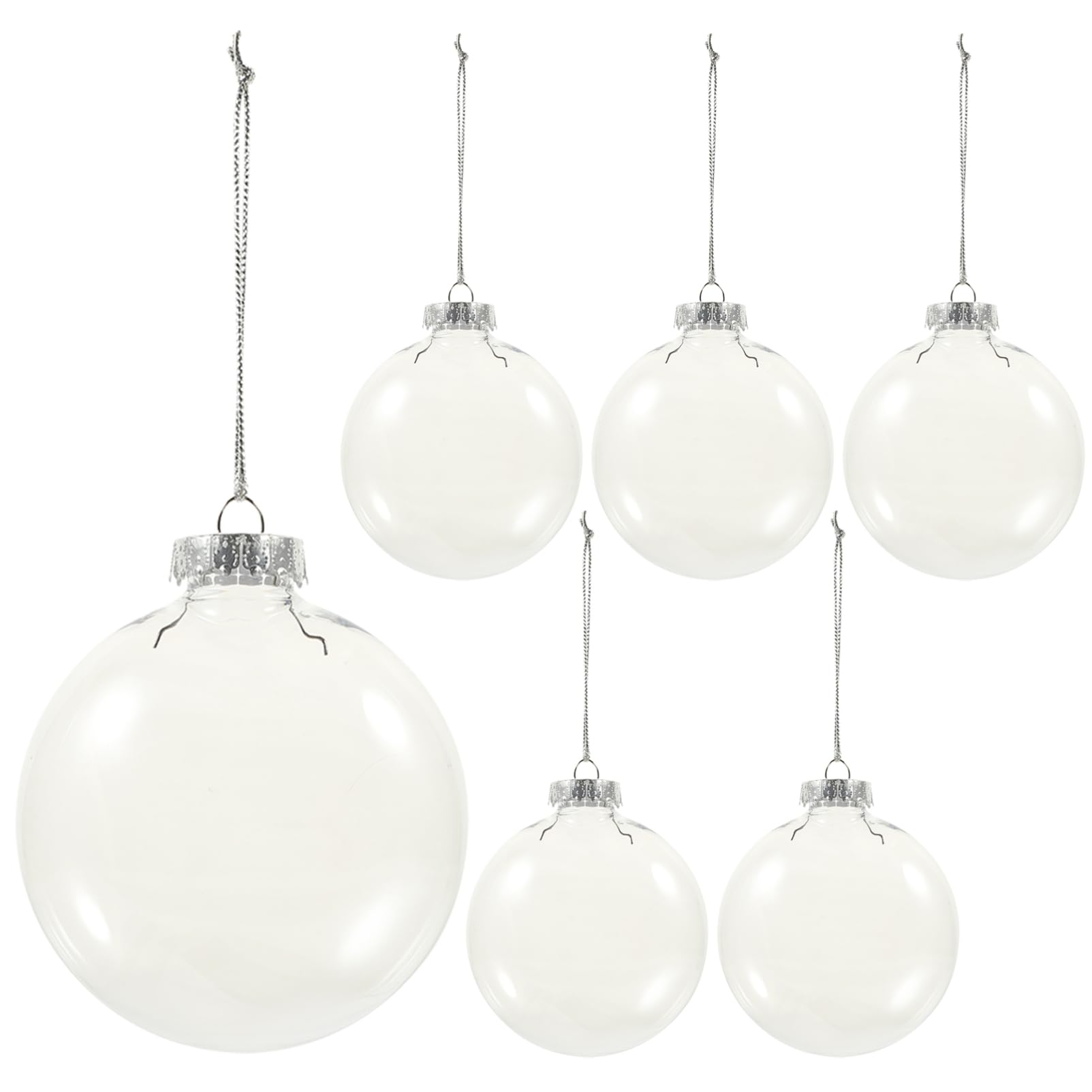 Boules de Noël transparentes pour décorer le grand sapin du salon en famille