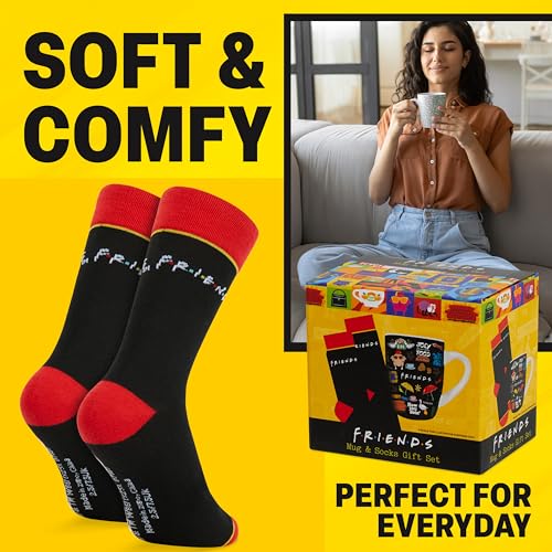 Get Trend Friends Socken und Tasse Set, Bequeme One Size Strümpfe 35-41 & Keramik Kaffee Tasse 315 ml/11oz, Geschenke für Frauen & Teenager (Schwarz AOP Friends)