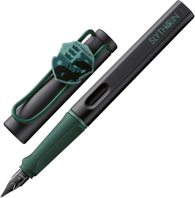 Lamy safari Harry Potter Slytherin Pluma estilográfica – Edición especial con escudo de la casa – Plumín de acero (M) – Agarre ergonómico – Incluye cartucho de tinta T10 azul – Para diestros