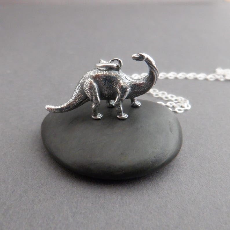 Collar de dinosaurio brontosaurio para lucir en tu día a día con ropa casual 2