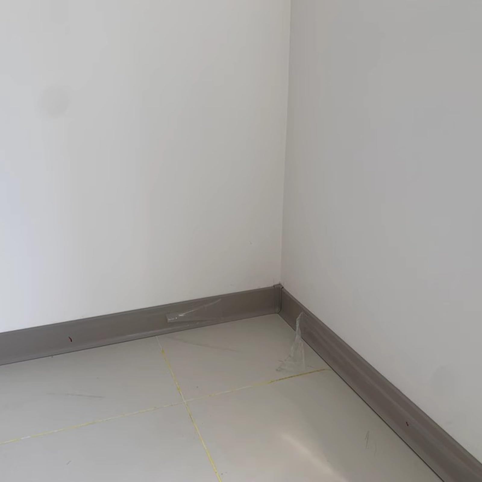 Battiscopa Coperture flessibili per zoccoli con accessori, Modanatura a parete per vecchie case, Modanatura del battiscopa a parete per scantinato/ palestra di casa, Installazione forata(2.4x197 inch/