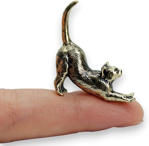 Figura de gato estirada fundida a mano en latón, pequeño gatito, regalo coleccionable para amantes de los gatos, pequeña baratija decorativa de metal