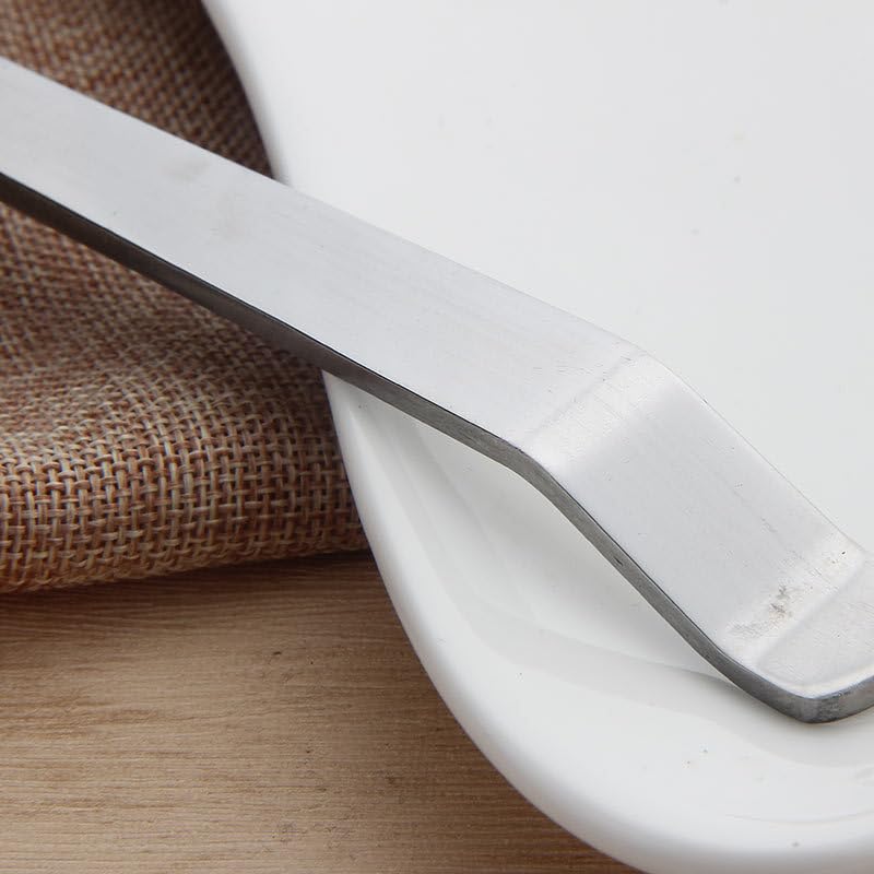 Juego de cubiertos de acero inoxidable con utensilios de servir, incluye cucharas, espátula y colador, ideal para uso doméstico y buffet