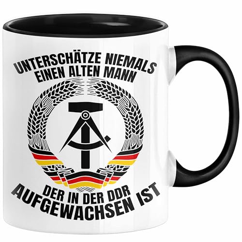 DDR Mann Tasse Geschenk Unterschätze Niemals Einen Alten Mann Der In Der DDR AufgewachsenIst Kaffee-Becher  Schwarz