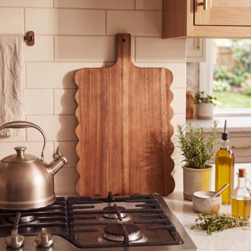 Tabla de cortar de madera con borde ondulado y asa miniatura 3