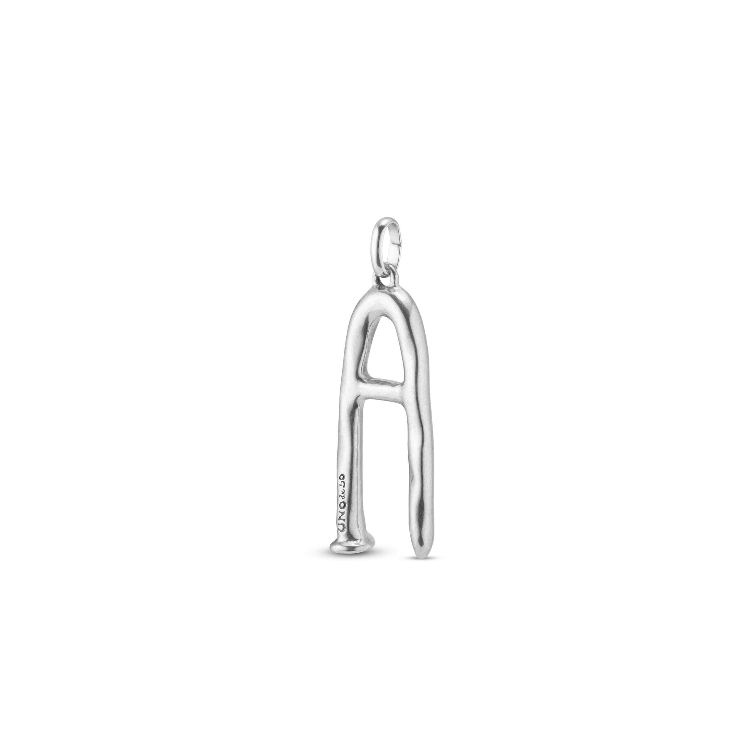 Charm Unisex bañado en Plata y/o Oro, inspirado en El icónico clavo de UNOde50 con Forma de letra. Puede combinarse con cadenas con diferentes tamaños y volúmenes.