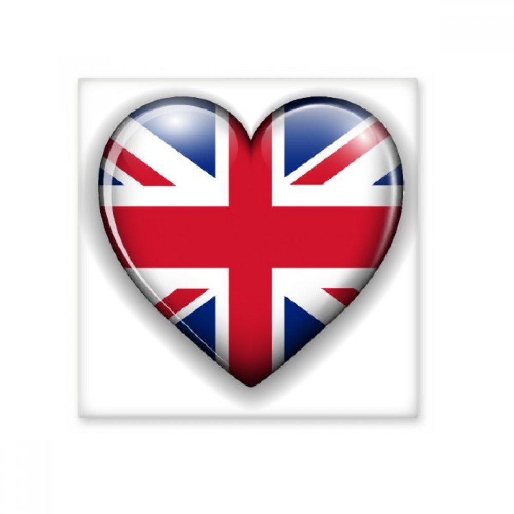 Carreaux en céramique cœur Union Jack pour égayer une salle de bain blanche