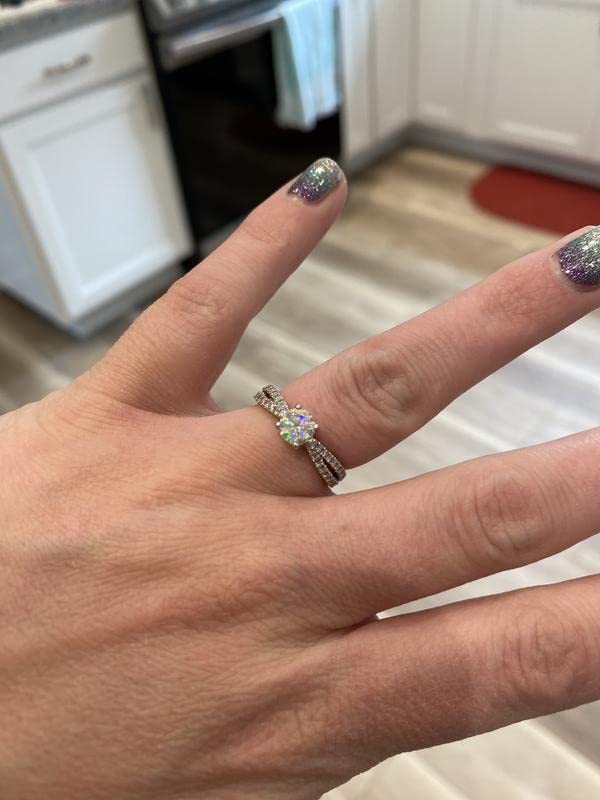 1.37 Carat Round Cut Moissanite Engagement Rings for Women Platinum Plated Silver Moissanite Rings4