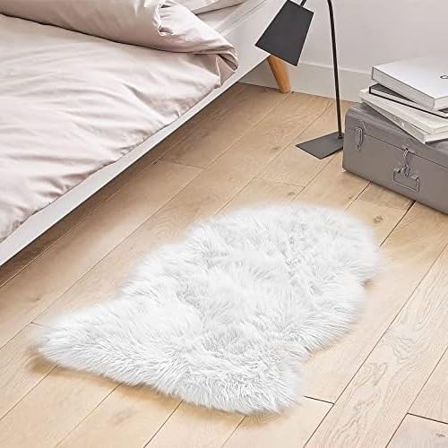 M.J COMFY-LIFE Faux Sheepskin Rug, Fluffy White Faux Fur Rug 40x60cm Irregular Shape, Non-Slip Soft Shaggy Area Rugs for Bedroom, Living Room, as Cozy Throw Blanket or Seat Pad