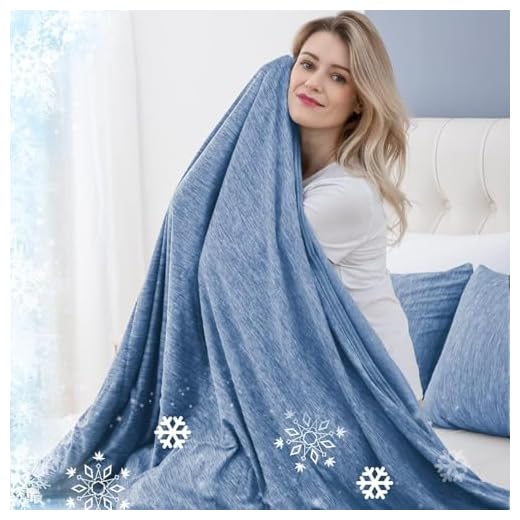 RUMBALUXY Manta refrescante para Sudores nocturnos, Manta fría de Verano para Personas Que Duermen con Calor, Q-MAX > 0,45, Fina, Suave, Transpirable, Ligera, Fresca para Cama, 243 x 304 cm, Azul