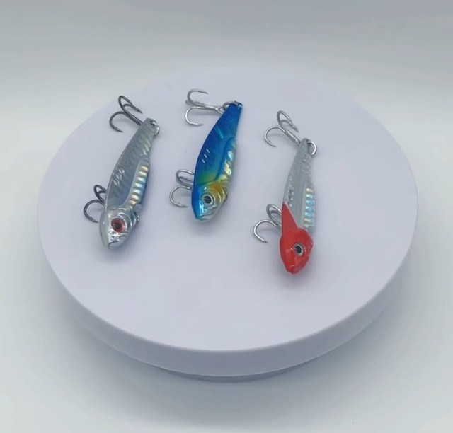 5 Esche VIB Metalliche Da Pesca Da 10g – Multicolore Per Bass, Trota E Luccio – Lama Vibrante Con Ami Tripli