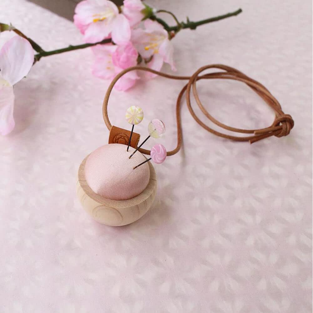 Pique-aiguilles Cohana Sakura Ohajiki rose pour ne plus perdre vos épingles en couture
