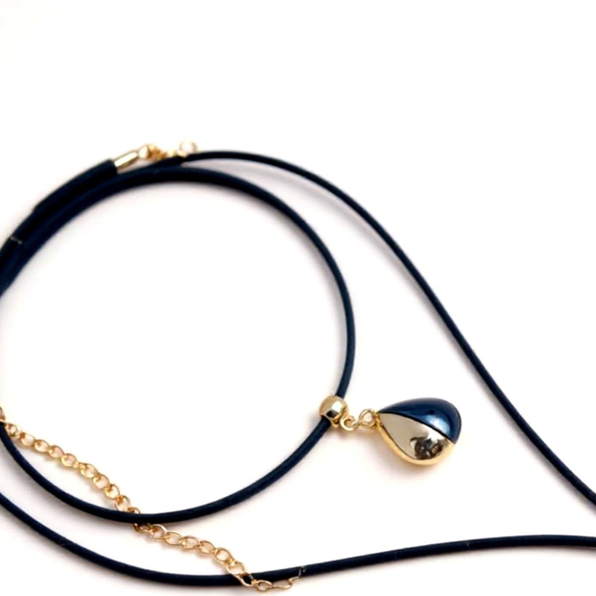 Colar de Couro Duas Voltas Dourado Choker Bijuterias Femininas em promoção! Veja a oferta e mais achadinhos de Bijuterias 6 Hoje é o melhor dia para comprar Colar de Couro Duas Voltas Dourado Choker Bijuterias Femininas com aquele preço maroto! Promoção! Aproveite a oferta! 6