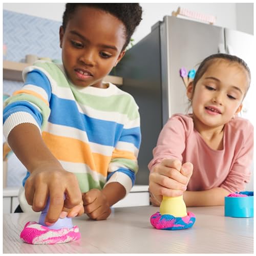 Kinetic Sand Sable Magique - Machine À Glaces 396 G + 4 Accessoires - Fabrique de Glaces à l'italienne - Sculptez à l'Infini ce Sable à Modeler comme de la Pâte à Modeler - Jouet Enfant 5 Ans et +