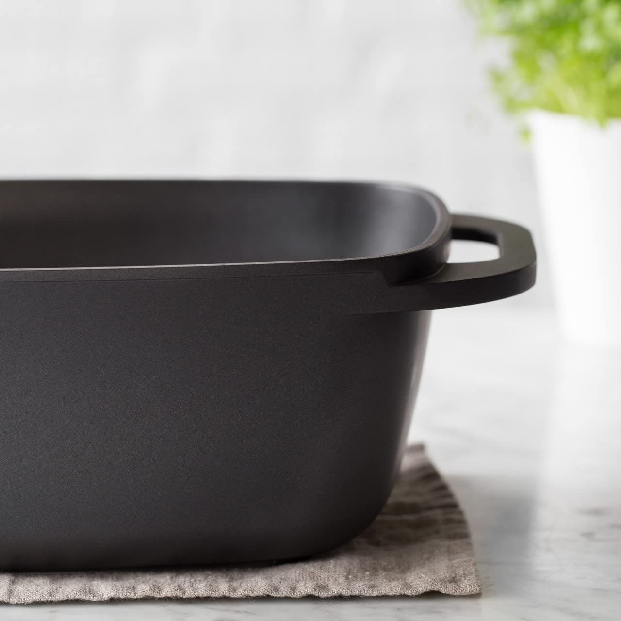 KITCHEN CREW Aluguss Bräter 5,8 Liter inkl. Grilldeckel mit integr. Aromaknopf, Alugussbräter, Schmorpfanne, Kasserolle mit Dampfloch, Oval, antihaft Teflonbeschichtung bis 240°C