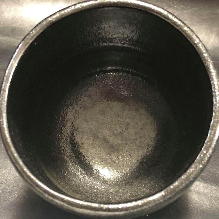 美しい古美術の陶器蔵から美しい黒ぐろした黒楽の筒茶碗が出て来ました