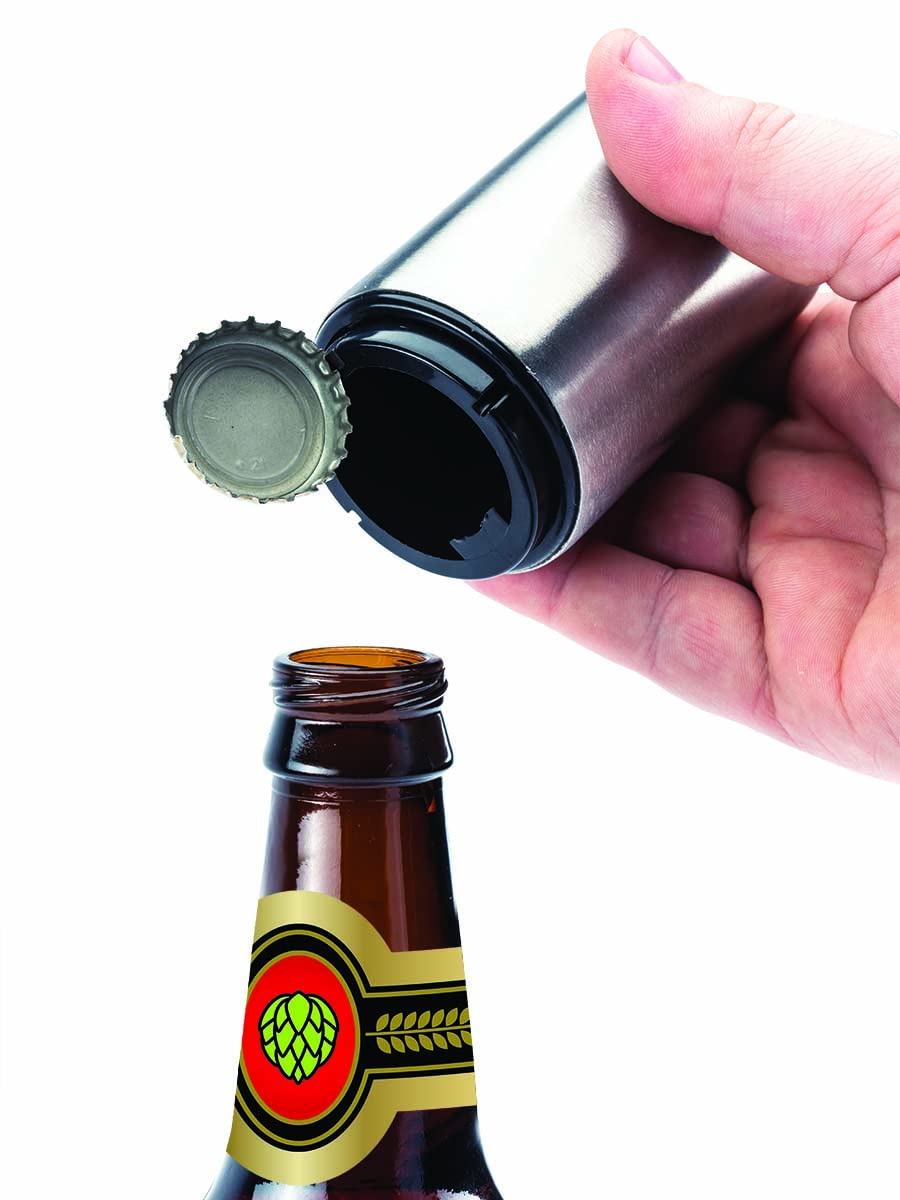 Dennenmoeren Zonder Dop En Een Fles Cedarolie. Fles Met Gele Olie in