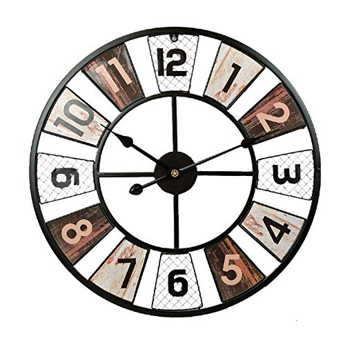 Horloge suspendue en métal pour habiller un grand mur vide de salon