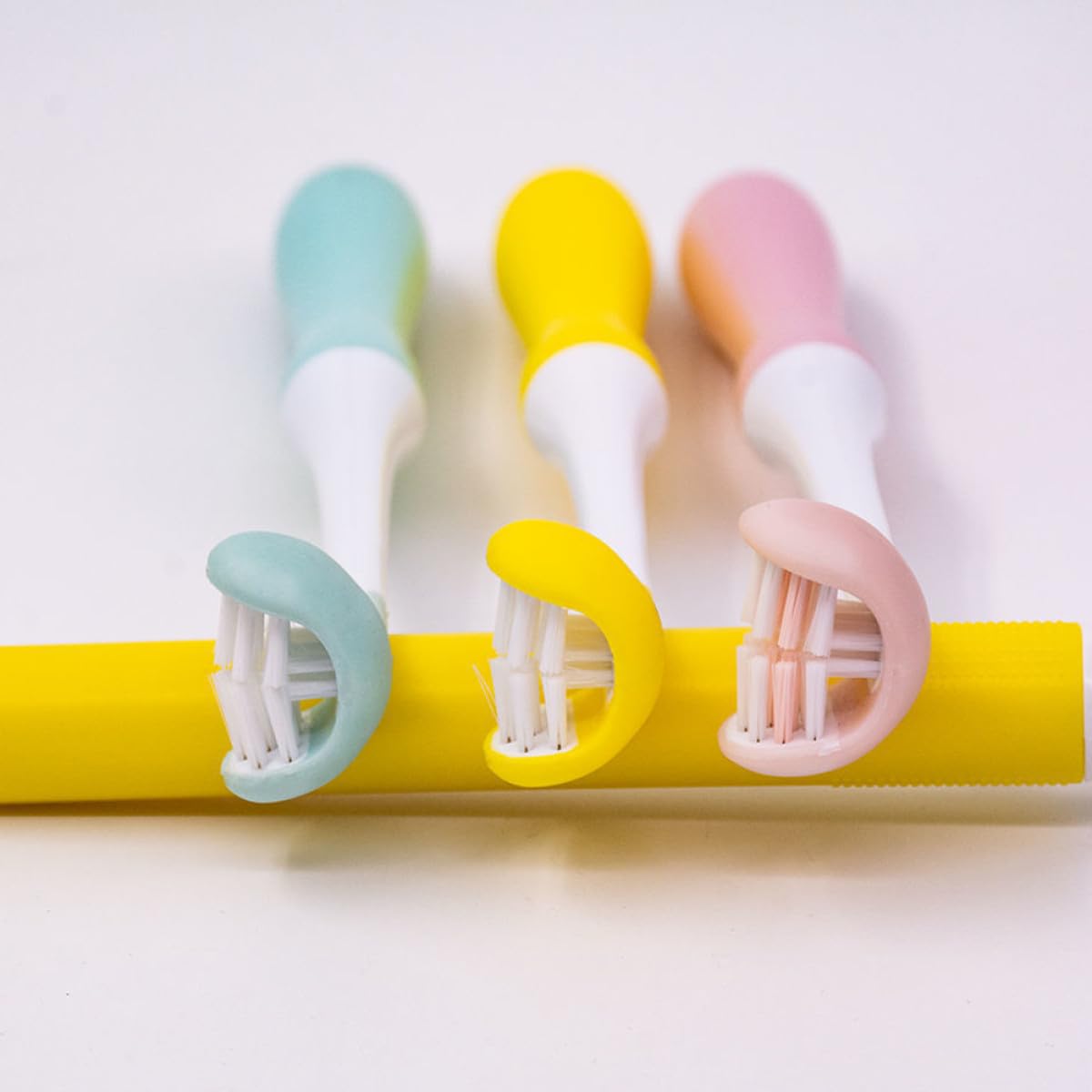 Spazzolino Da Denti Tre Lati Per Adulti Setole Morbide e Manico Ergonomico Per Prevenzione Carie e Pulizia Profonda Giallo