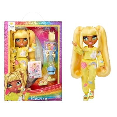 Rainbow High Junior High PJ Party - Sunny Amarillo - Muñeca de 22 cm con Pelele Zapatillas y Accesorios de Juego - Juguete Infantil - Ideal para Niños y Niñas de 4 a 12 años