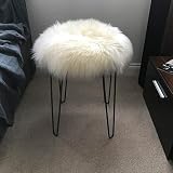 100% natural, perfecto para comodidad durante todo el año, la piel de oveja regula naturalmente la temperatura, manteniéndote cómodo y cómodo en cualquier época del año. Tamaño: 35 cm de diámetro, 1 almohadilla de asiento.