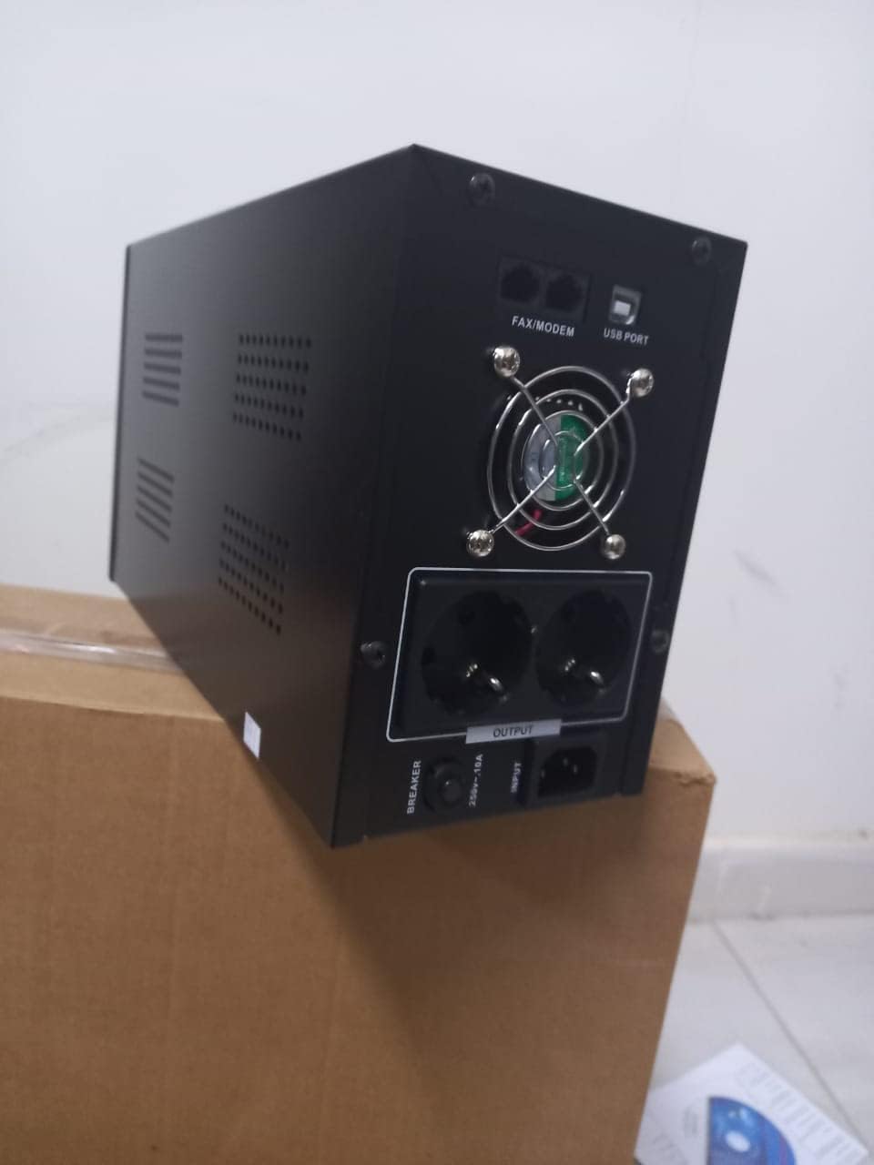 Zadaj view of the Dalton 2000VA UPS showing input, output, and communication ports