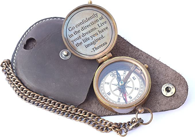 Brújula grabada con la cita de Thoreau 'Go Confidently', con estuche de cuero estampado, brújula para camping y navegación miniatura 5