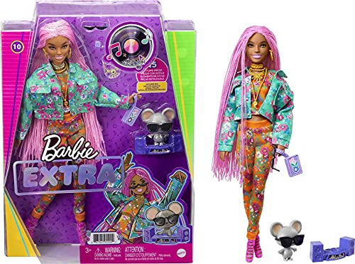 Barbie GXF09 - Extra Puppe, pinke Flechtzöpfe, in Floral bedruckter Jacke & Hose, DJ Haustier-Maus, mehrlagiges Outfit…