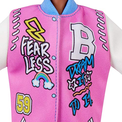 Barbie Fashionista Muñeca afroamericana con chaqueta beisbolera y accesorios de moda (Mattel GRB48)