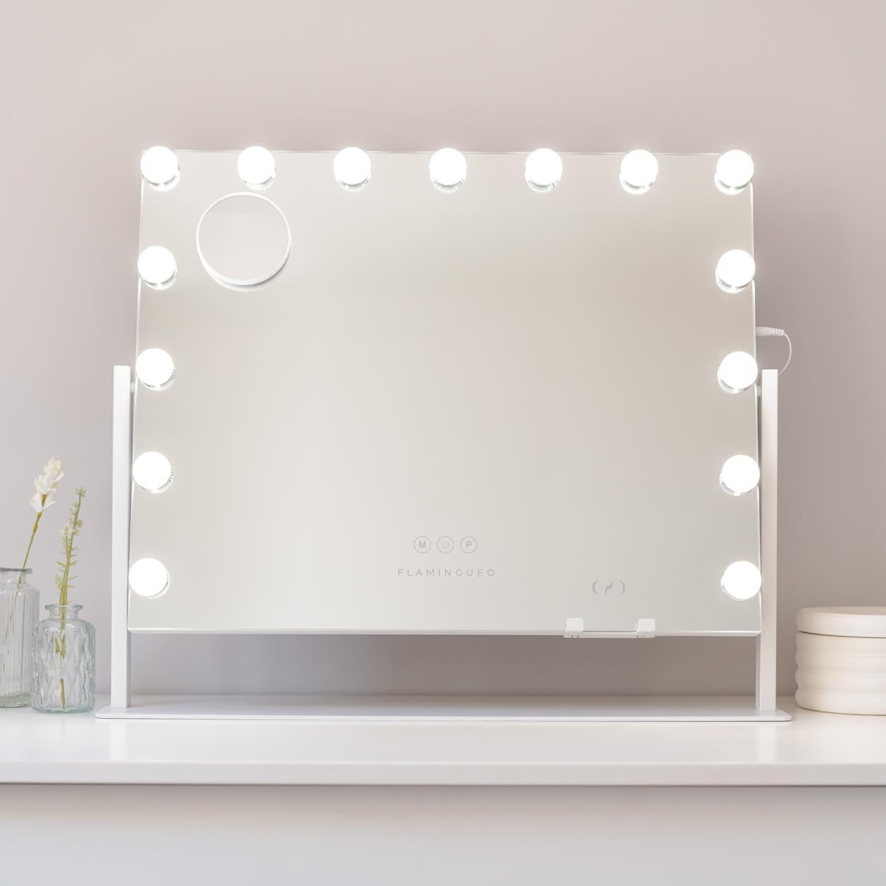 Flamingueo Hollywood Lusterko do Makijażu z Oświetleniem - 15 LED - 3 Tryby - Regulowana Intensywność - Sterowanie Dotykowe - Port USB - Wireless Charger - Biały - 64x12x54,5cm