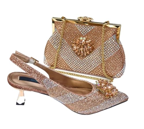 Pochette de mariage et escarpins champagne en strass pour rayonner toute la soirée