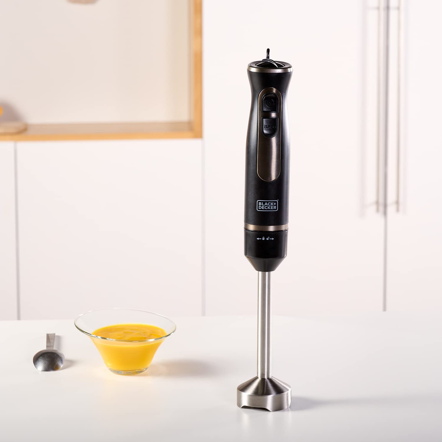 BLACK+DECKER - Batidora de mano | 800W de potencia | Accesorios | Vaso medidor 600ml | Vaso picador 500ml | Emulsionador| Cuchillas inoxidables | Varias velocidades | Ergonomica | Facil Montaje