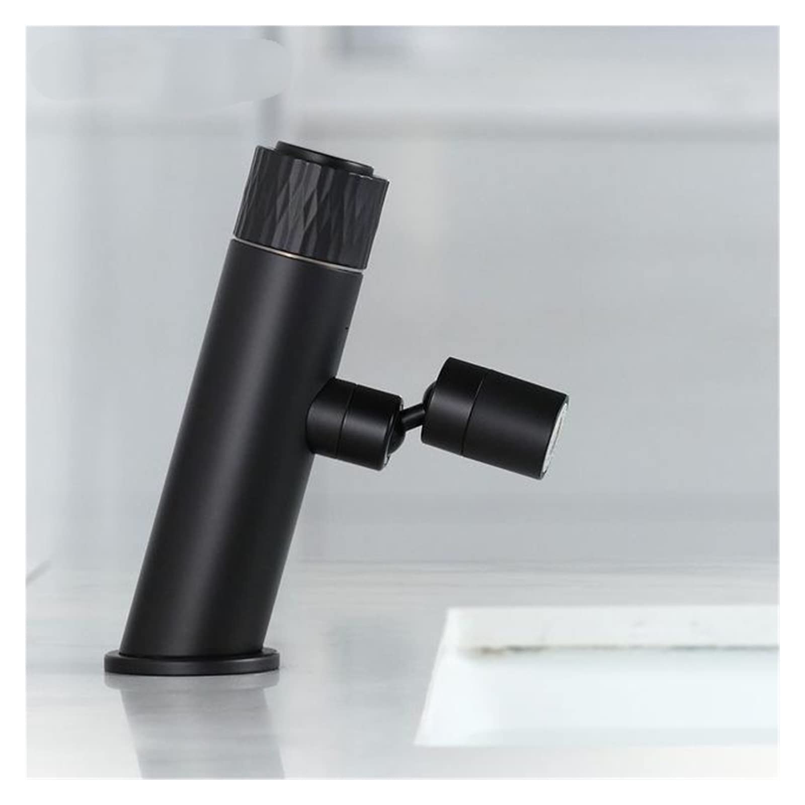 Robinets de lavabo noir mat pour moderniser une salle de bain familiale