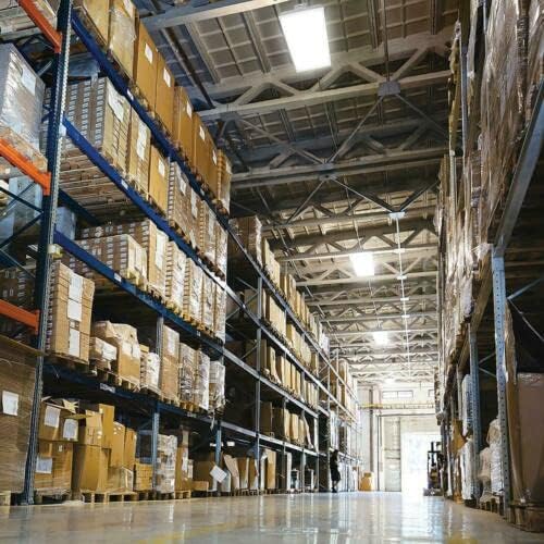 High bay light with chains for suspension mounting