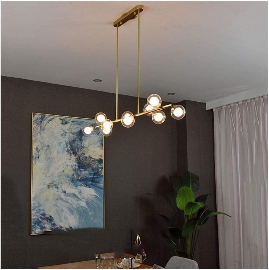 Suspension linéaire avec globes en verre blanc pour éclairer un îlot de cuisine