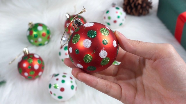 Amazon.com: 24 esferas de Navidad de color rojo y verde, adornos de bolas de elfo para árbol de Navidad, adornos colgantes de lunares con purpurina de 2.36 pulgadas, adornos colgantes para decoración