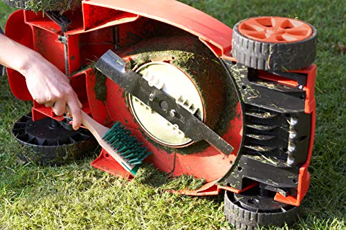 Meister Rasenmäherbürste mit Schaber - Für Schub- & Aufsitzrasenmäher - Robuste Borsten aus Kunststoff & langer Holzgriff - Grün / Gartengerätebürste / Handfeger zur Rasenmäher-Reinigung / 4360350